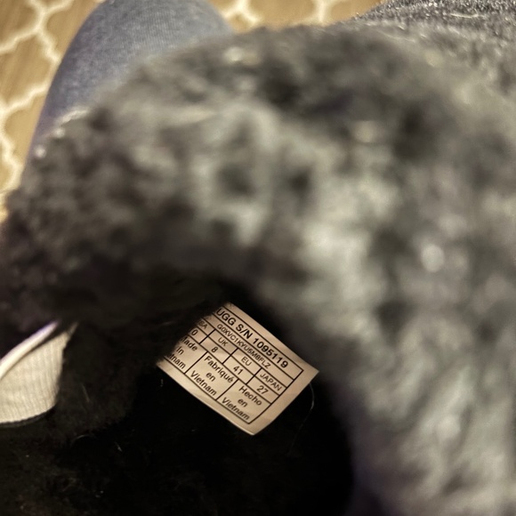 Uggs slippers - Picture 1 of 5